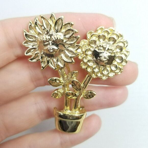 Vintage Flowers with Faces in a Plant Pot Brooch, Gold Tone Lapel Pin, Estate - Picture 1 of 5
